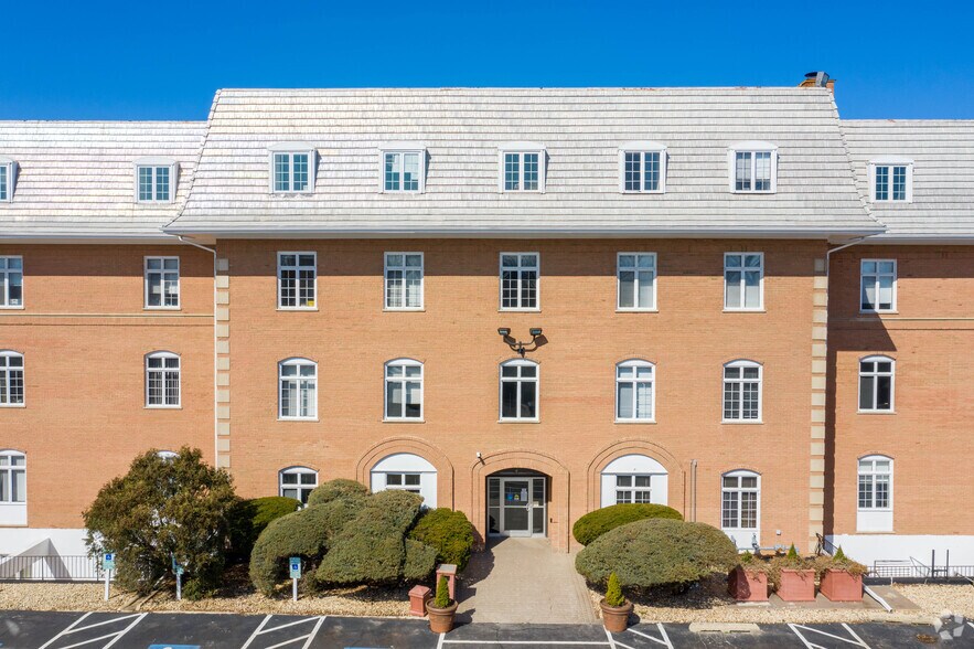 More Photos Of 15 Spinning Wheel Rd, Hinsdale Office For Lease