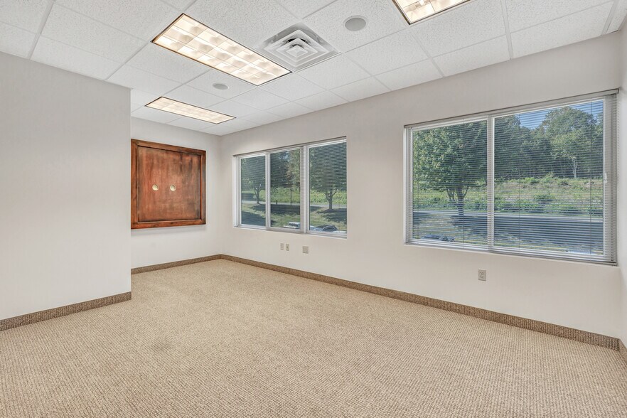 More Photos Of 1449 Old Waterbury Rd, Southbury Office For Sale