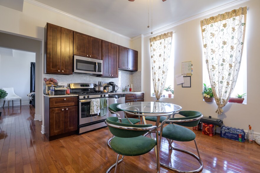 More Photos Of 925 N Ashland Ave, Chicago Apartments For Sale