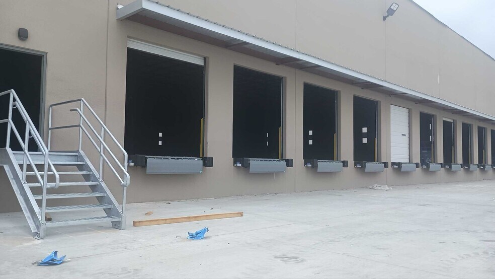 More Photos Of 1192 Reuthinger Pky, Laredo Distribution For Sale