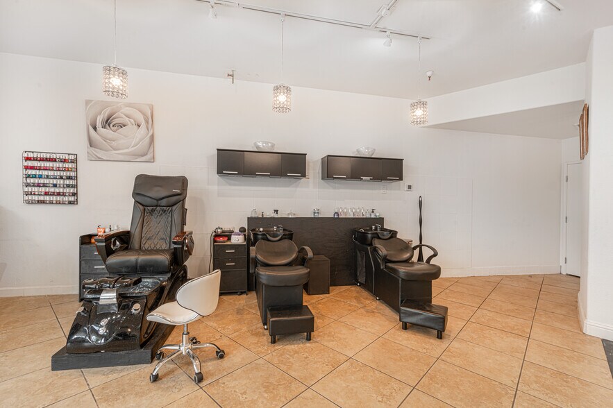 More Photos Of 9071 Windsor Rd, Windsor General Retail For Lease