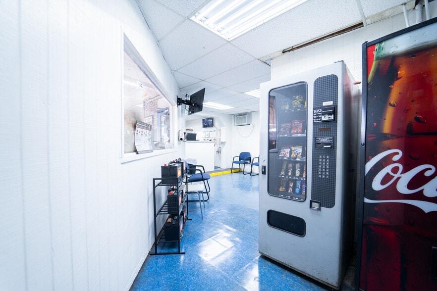 More Photos Of 8420 N Florida Ave, Tampa Auto Repair For Sale