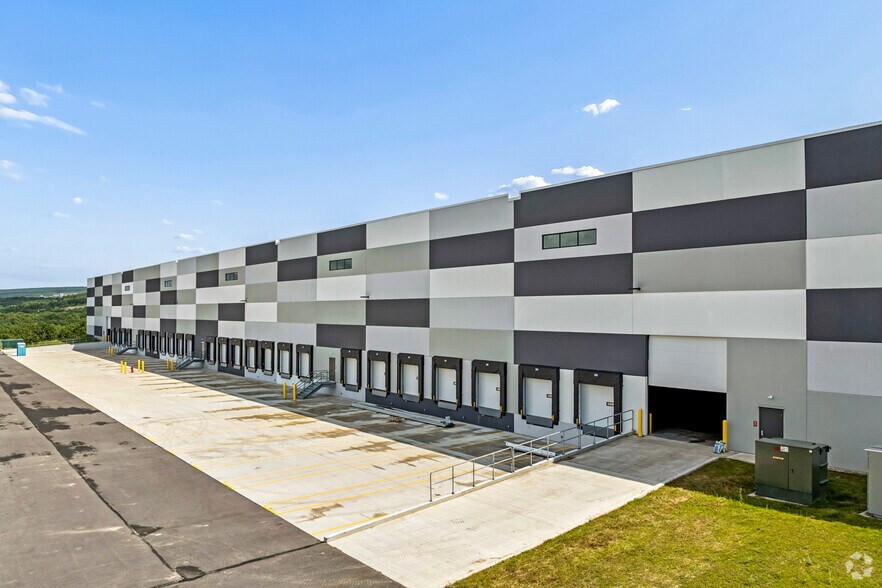 More Photos Of Alberigi Dr, Jessup Distribution For Lease