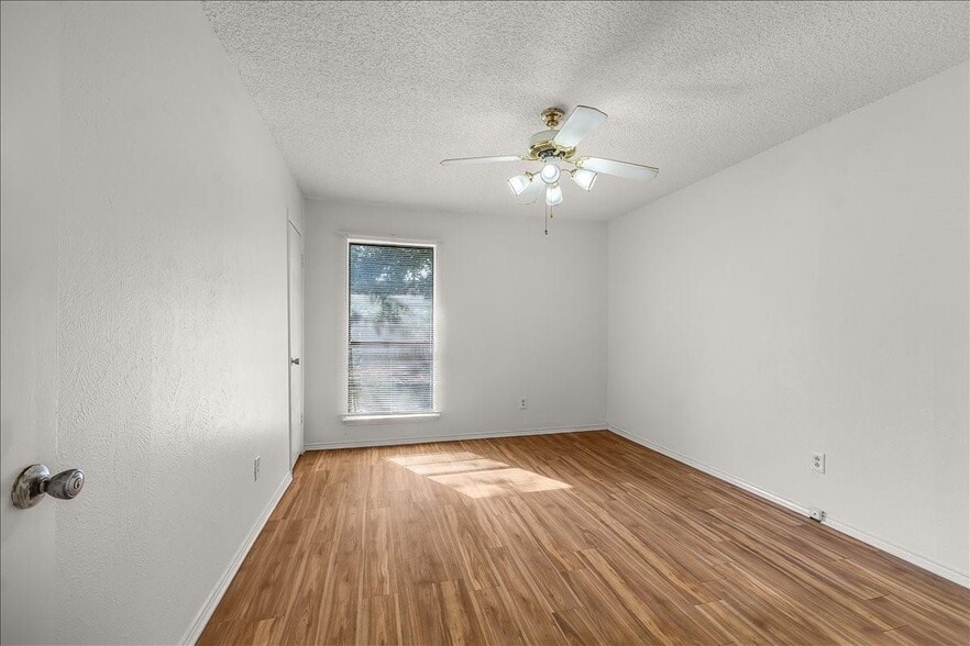 More Photos Of 6817-6819 W Cleburne Rd, Fort Worth Specialty For Sale