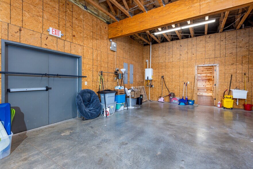 More Photos Of 1910 E Jackson St, Hugo Freestanding For Sale