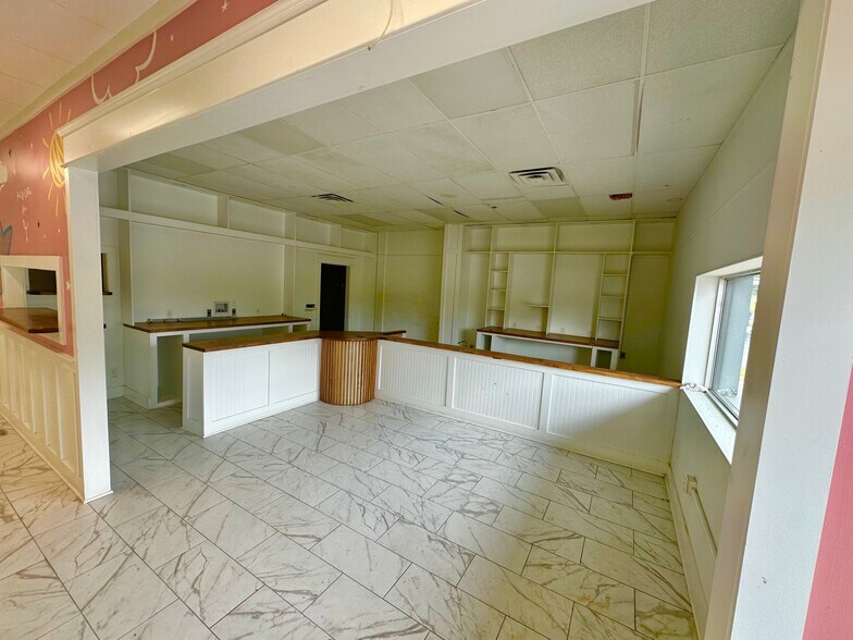More Photos Of 1608 Madison St, Shelbyville General Retail For Sale