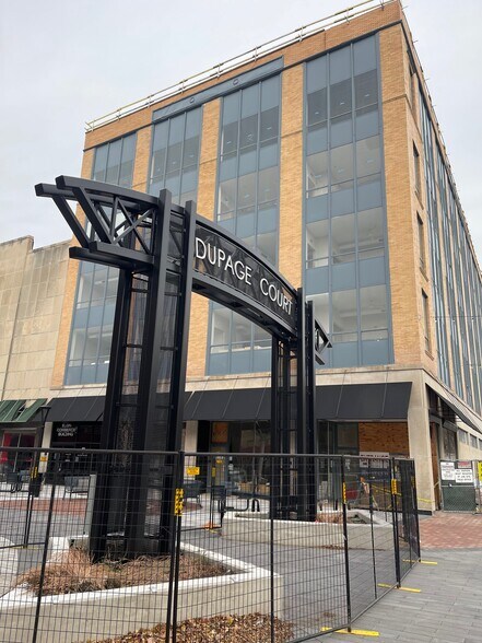 More Photos Of 40 Du Page Ct, Elgin Apartments For Lease