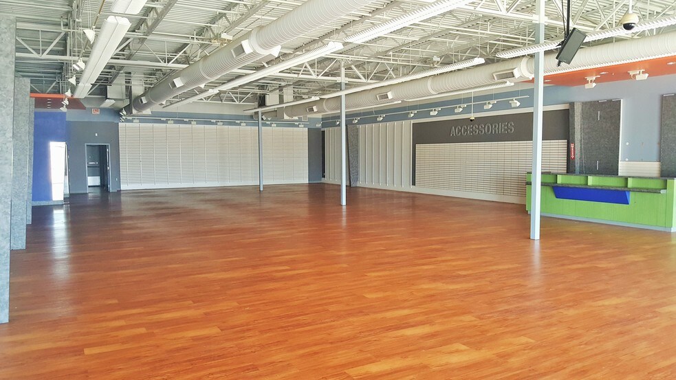 More Photos Of 7900 N 10th St, McAllen Department Store For Lease