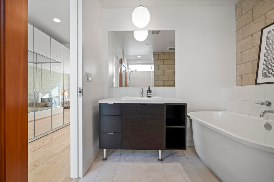 More Photos Of 3450 Cahuenga Blvd W, Los Angeles Office Residential For Lease