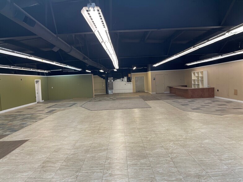 More Photos Of 680 SE 13th St, Ontario Showroom For Lease