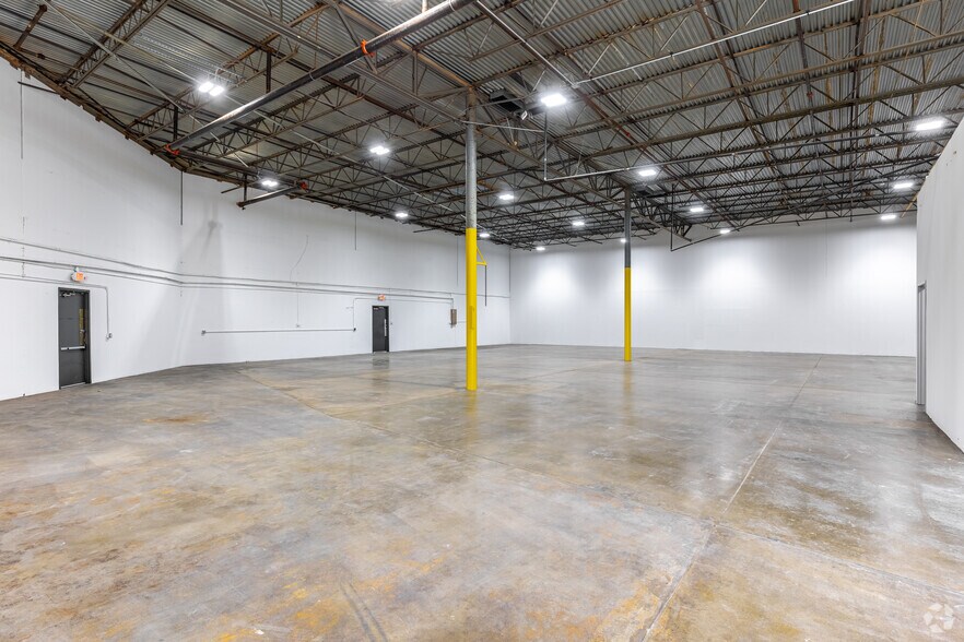 More Photos Of 2156 W Northwest Hwy, Dallas Light Distribution For Lease