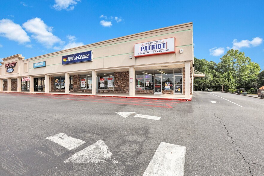 More Photos Of 105-149 W Hendry St, Hinesville Storefront For Lease