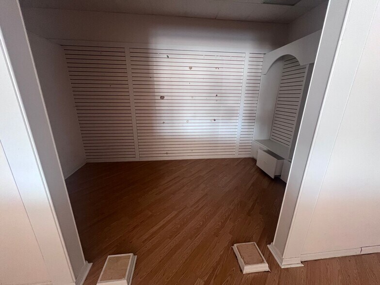 More Photos Of 2-92 McFarland Blvd, Northport Unknown For Lease