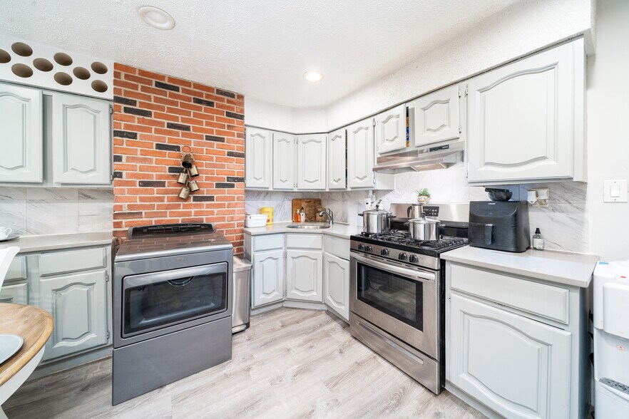 More Photos Of 103-105 Devon St, Kearny Apartments For Sale