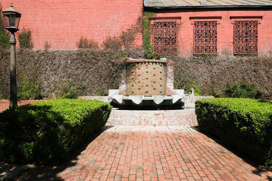 More Photos Of 200 N Canal St, Natchez Flex For Sale