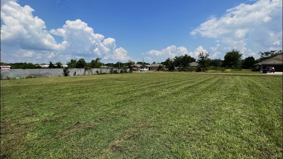 More Photos Of 2618 W Main St, Gun Barrel City Storefront For Sale