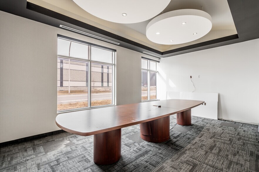 More Photos Of 5000 Rue Bernard-Lefebvre, Laval Light Distribution For Sale