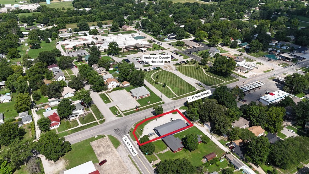 More Photos Of 427 W 6th Ave, Garnett Storefront Retail Office For Sale