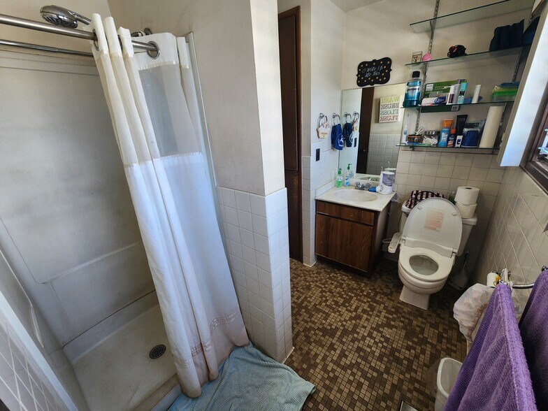 More Photos Of 2015 Kalani St, Honolulu Warehouse For Sale