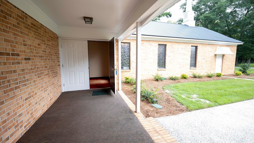 More Photos Of 123 N 5th St, Cochran Religious Facility For Sale