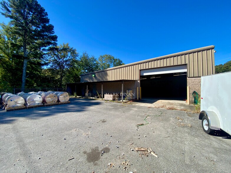 More Photos Of 2148 Pelham Pky, Pelham Flex For Lease