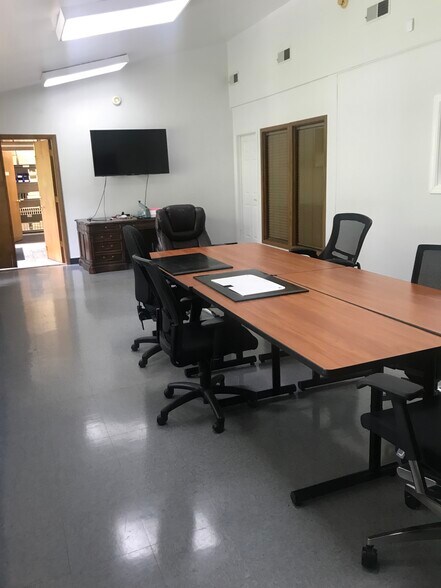 More Photos Of 1900 Sleepy Hollow Rd, South Park Light Distribution For Sale