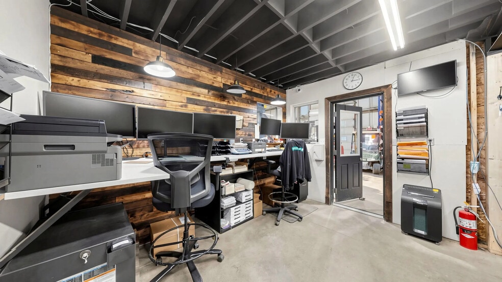 More Photos Of 124 Main St, Woodstock Manufacturing For Sale
