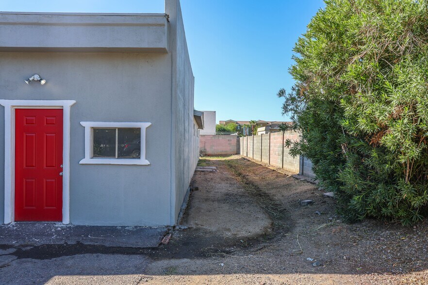 More Photos Of 2423 W Campbell Ave, Phoenix Warehouse For Lease