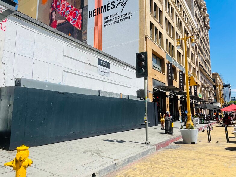 More Photos Of 327 S Broadway, Los Angeles Restaurant For Lease