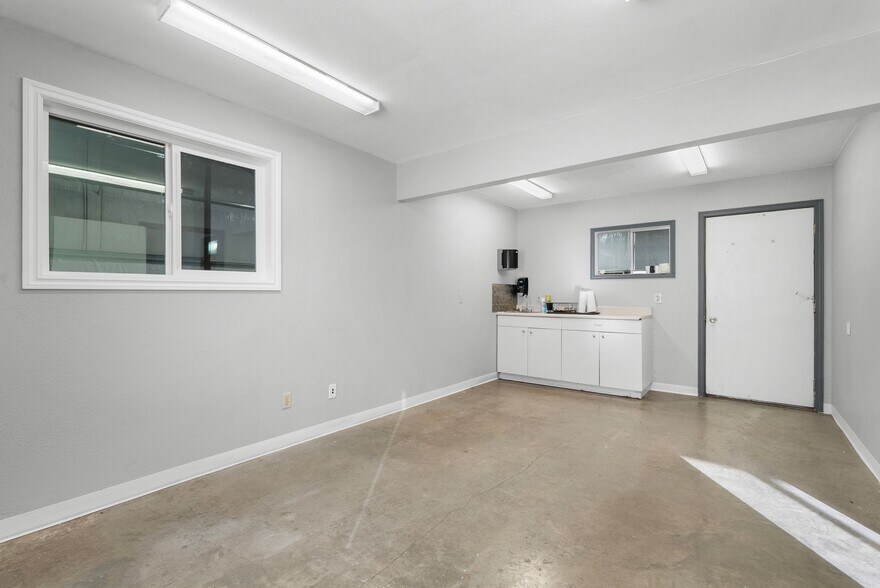 More Photos Of 80 E Wilbur Ave, Coeur d'Alene Service For Lease
