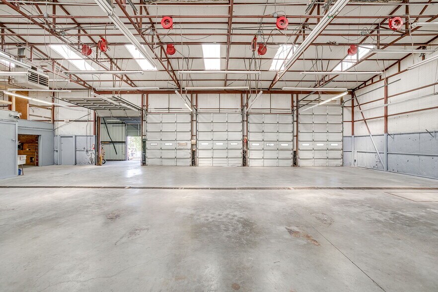 More Photos Of 3040 Ramona Dr, Fort Worth Research And Development For Lease