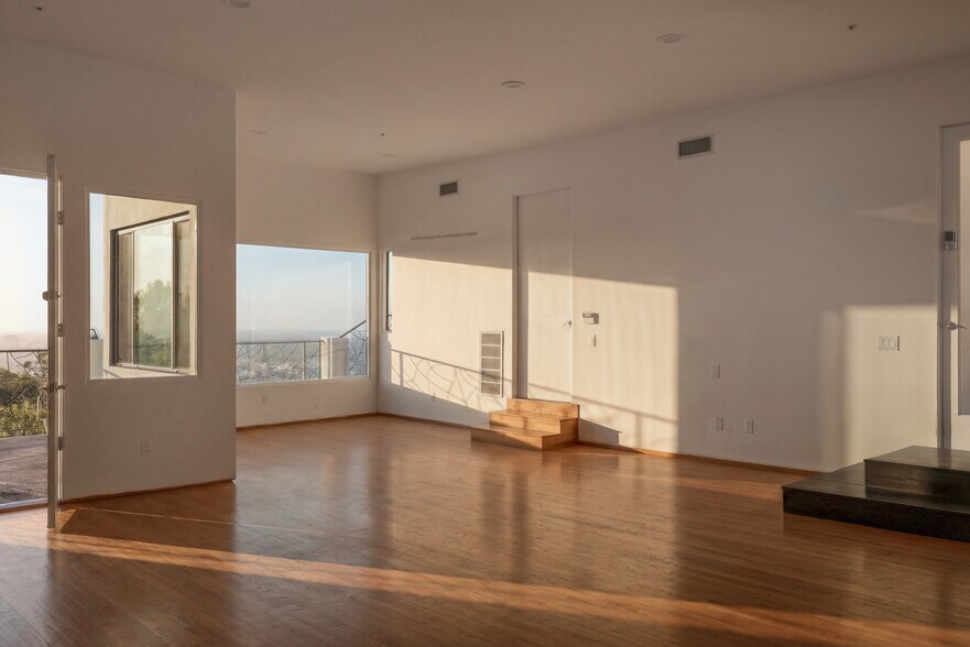More Photos Of 2000 Wattles Dr, Los Angeles Flex For Sale