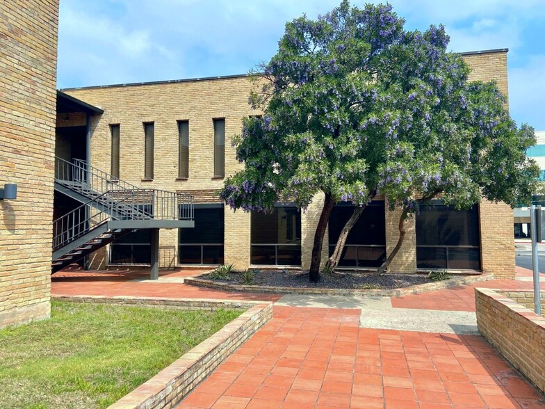 Primary Photo Of 8546 Broadway St, San Antonio Office Residential For Lease