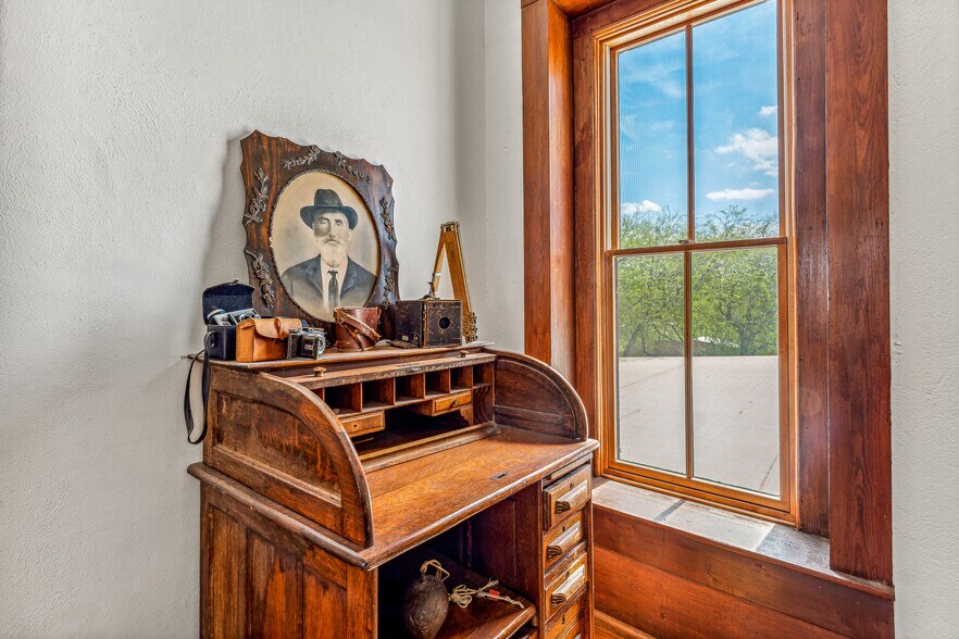 More Photos Of 703 Spring St, Granbury Lodge Meeting Hall For Sale