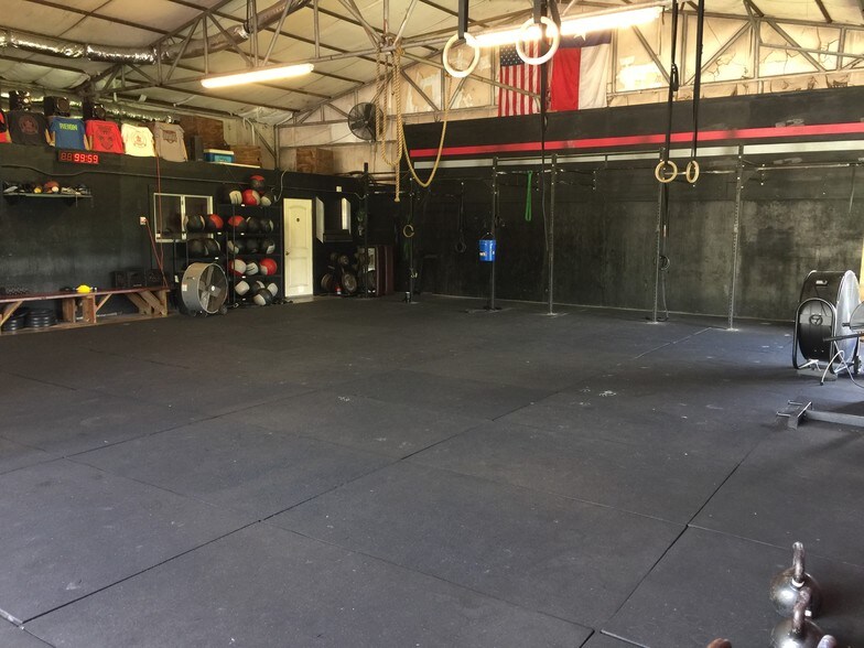 More Photos Of 3325 S Main St, Pearland Light Distribution For Lease