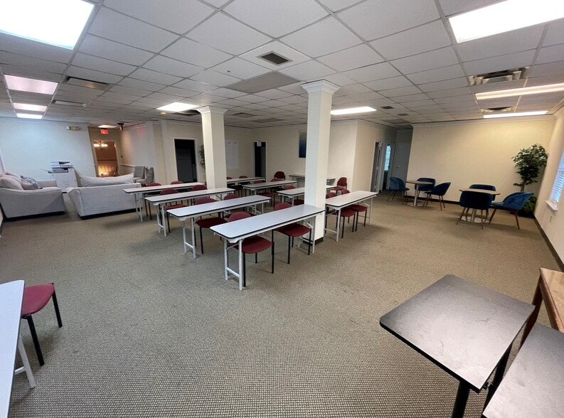 More Photos Of 10001 Courtview Ln, Chesterfield Office For Lease