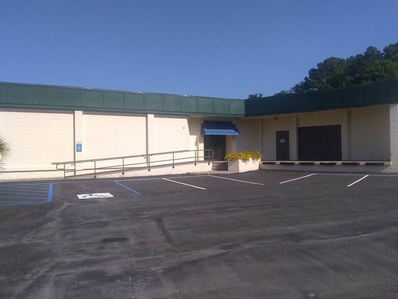 More Photos Of 4 Mall Terrace, Savannah Showroom For Sale