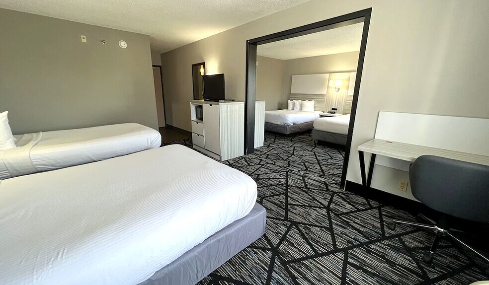 More Photos Of 2002 W War Memorial Dr, Peoria Hotel For Sale