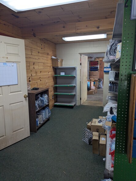 More Photos Of 14367 Lincoln Hwy, Everett General Retail For Sale