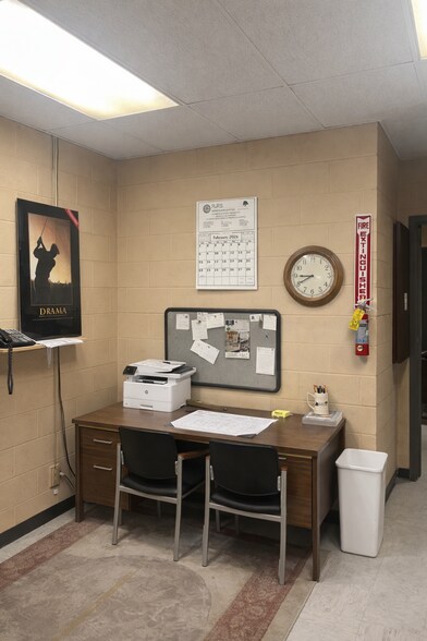 More Photos Of 436 E Locust St, Dekalb Manufacturing For Lease