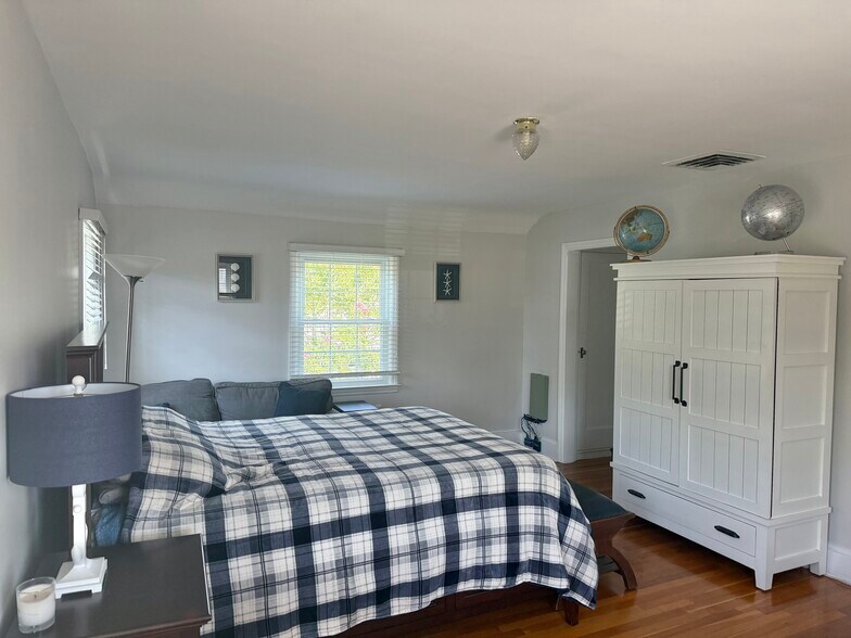 More Photos Of 156 N Ocean Ave, Patchogue Office For Sale