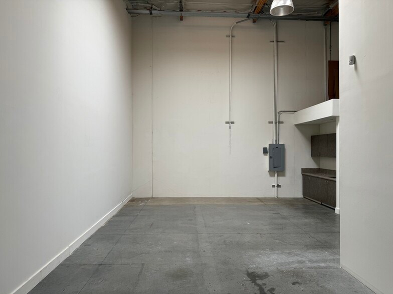 More Photos Of 9009 Canoga Ave, Canoga Park Manufacturing For Lease