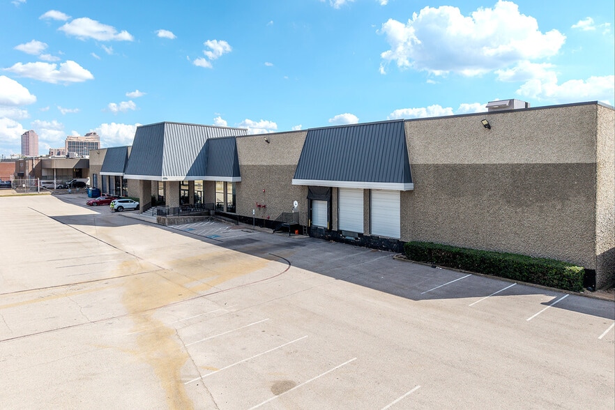More Photos Of 4450-4452 Alpha Rd, Farmers Branch Distribution For Lease