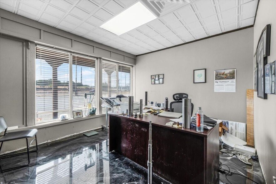 More Photos Of 3206 W Us Highway 377, Granbury Flex For Sale
