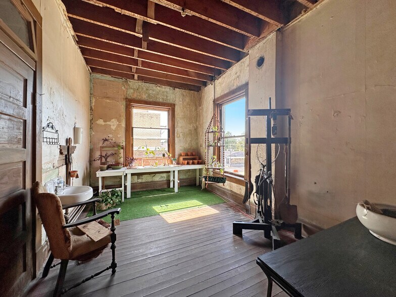 More Photos Of 200 S 3rd St, Leesville Hospitality For Sale