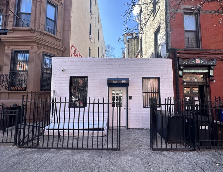Primary Photo Of 668 President St, Brooklyn Storefront Retail Residential For Lease