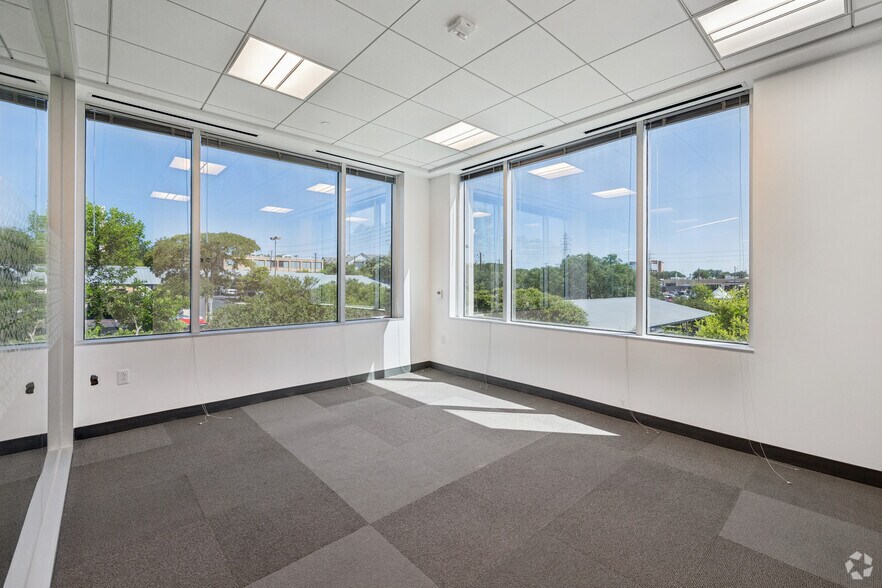 More Photos Of 4511 Horizon Hill Blvd, San Antonio Unknown For Lease