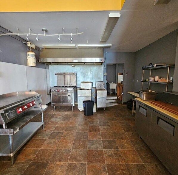 More Photos Of 12 Main St, Middleport Freestanding For Lease