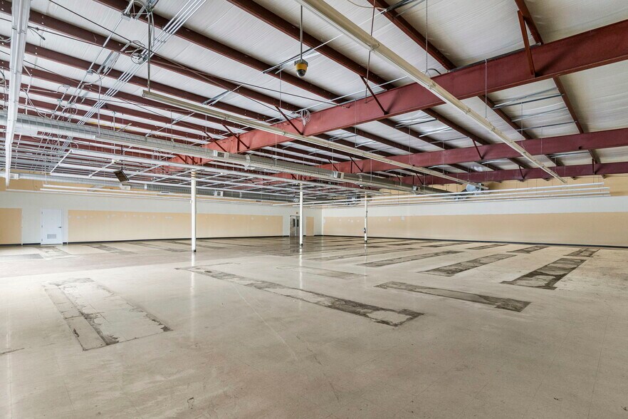 More Photos Of 395 N Gardner St, Scottsburg Freestanding For Lease