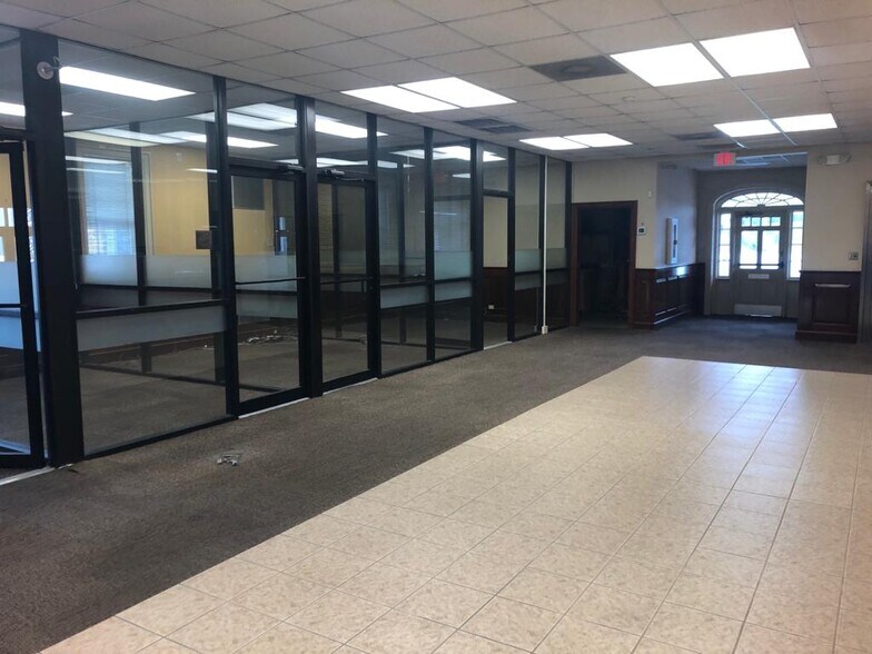 More Photos Of 3507 W Bay St, Savannah Bank For Lease